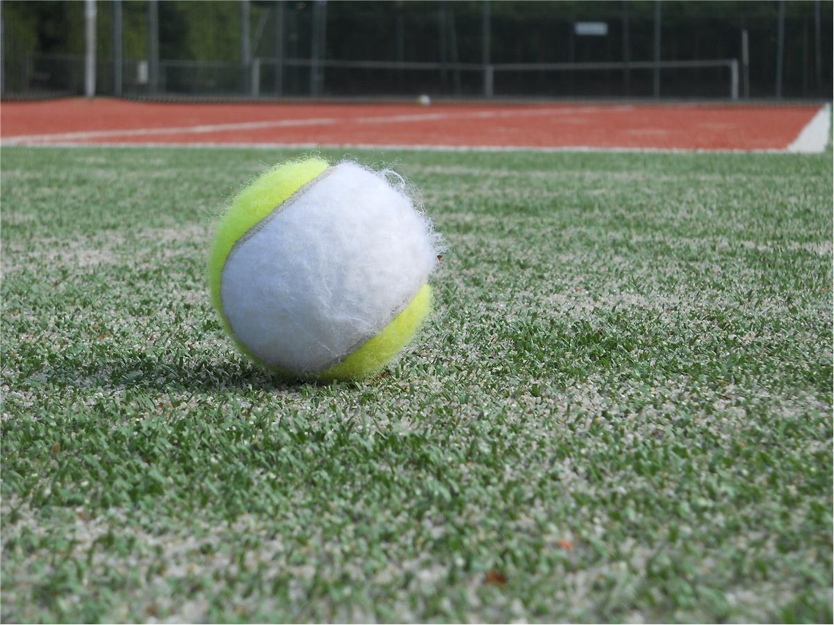 Renovatie kunstgras tennisbaan - Sportinfrabouw NV